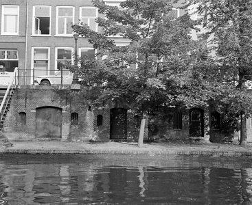 857957 Gezicht op enkele werfkelders langs de Oudegracht te Utrecht, tussen de Hamburgerbrug en de Weesbrug.